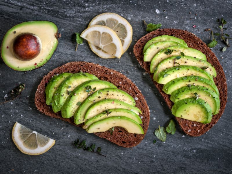 rebanada de pan integral con palta hass en lonjas